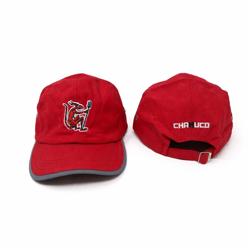 Gorra color rojo con visera reflejante y Chamuco pin bordado