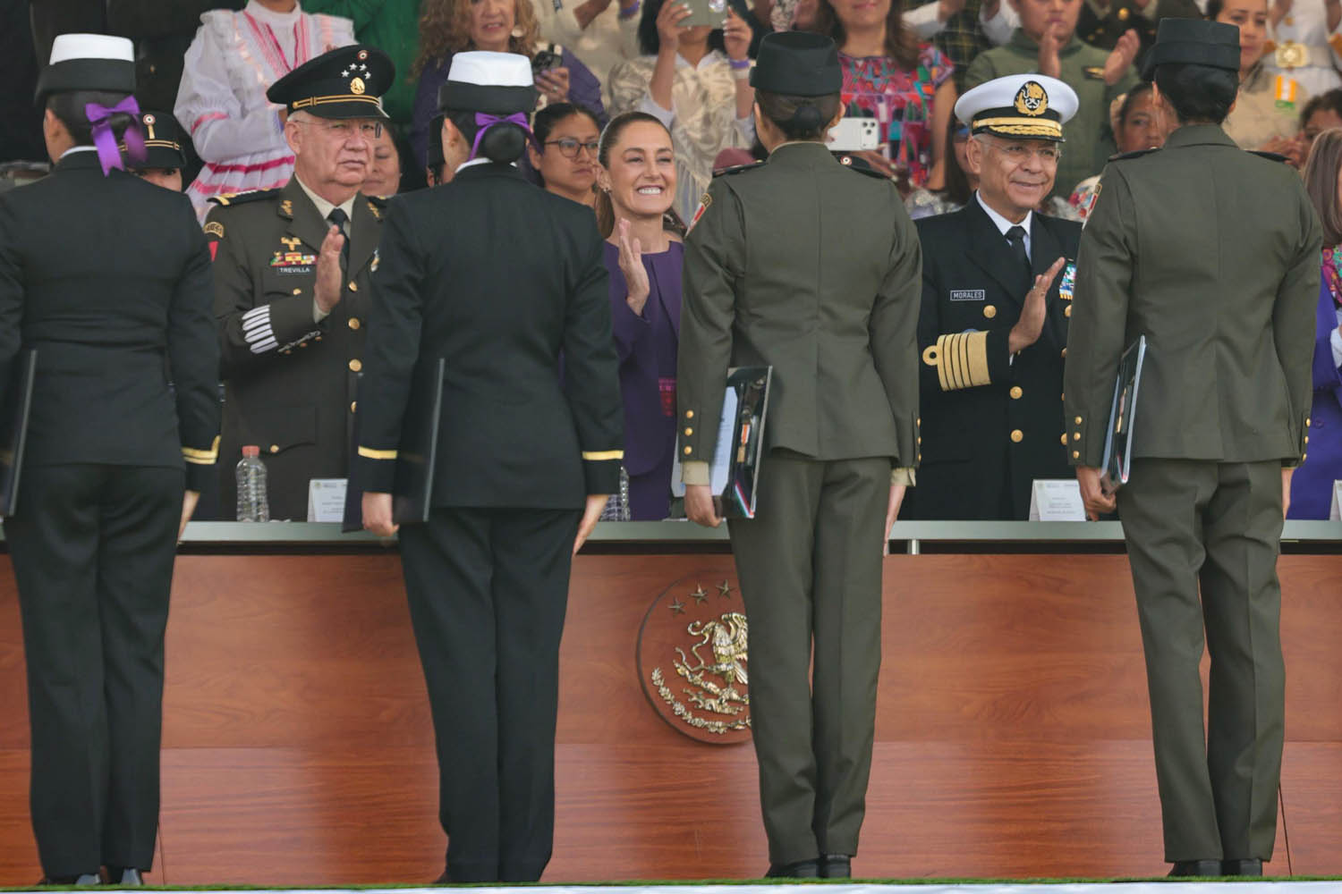 Sheinbaum rinde homenaje a las mujeres de las Fuerzas Armadas en el Día ...
